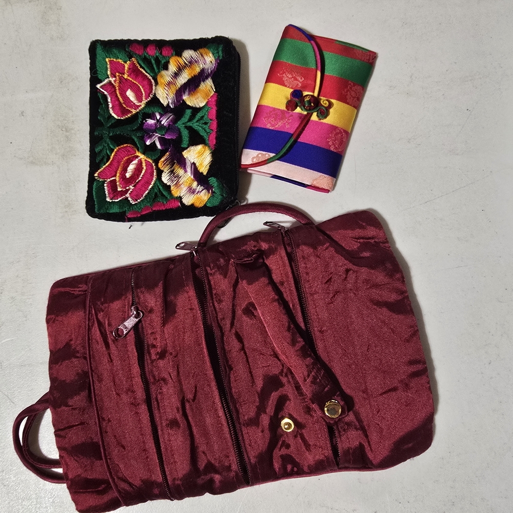 Burgandy Jewelry Roll And 2 Small Jewelry Pouches. - Picture 2 of 13